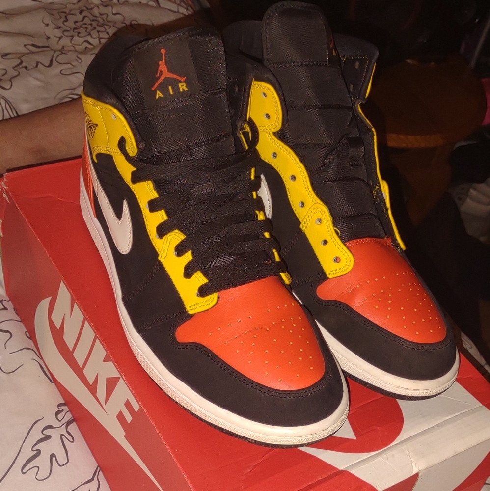 Jordan 1 mid Amarillo
